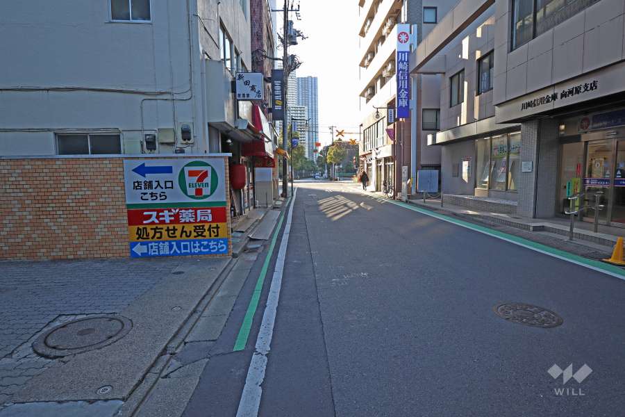 敷地北側の前面道路（東側から）