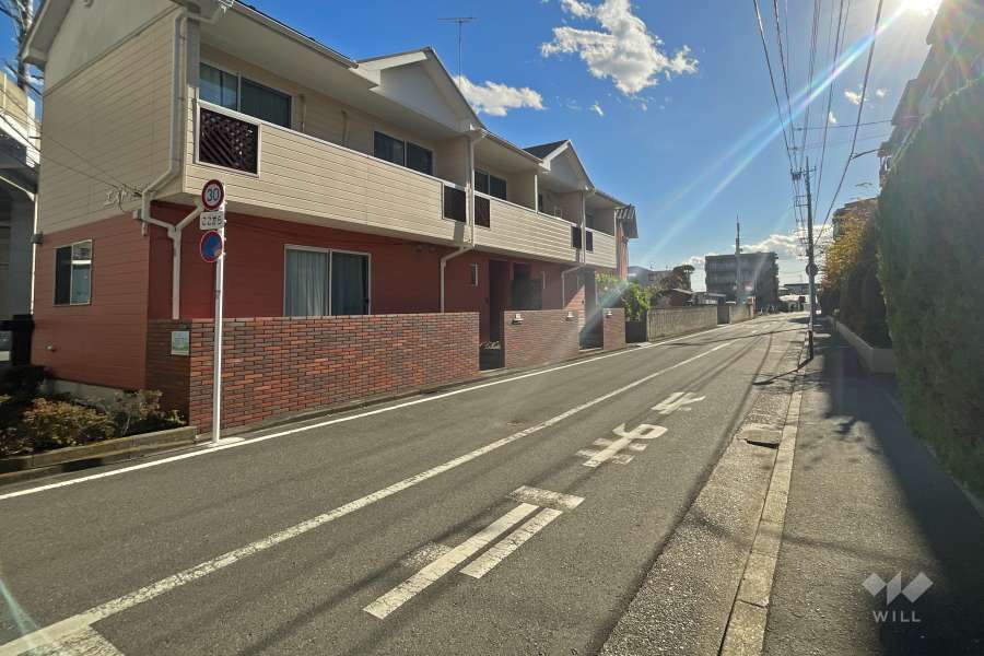 敷地東側の前面道路（北側から）