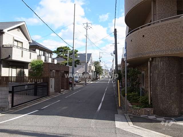 敷地北側の前面道路。周辺は区画の整った閑静な住宅地です。