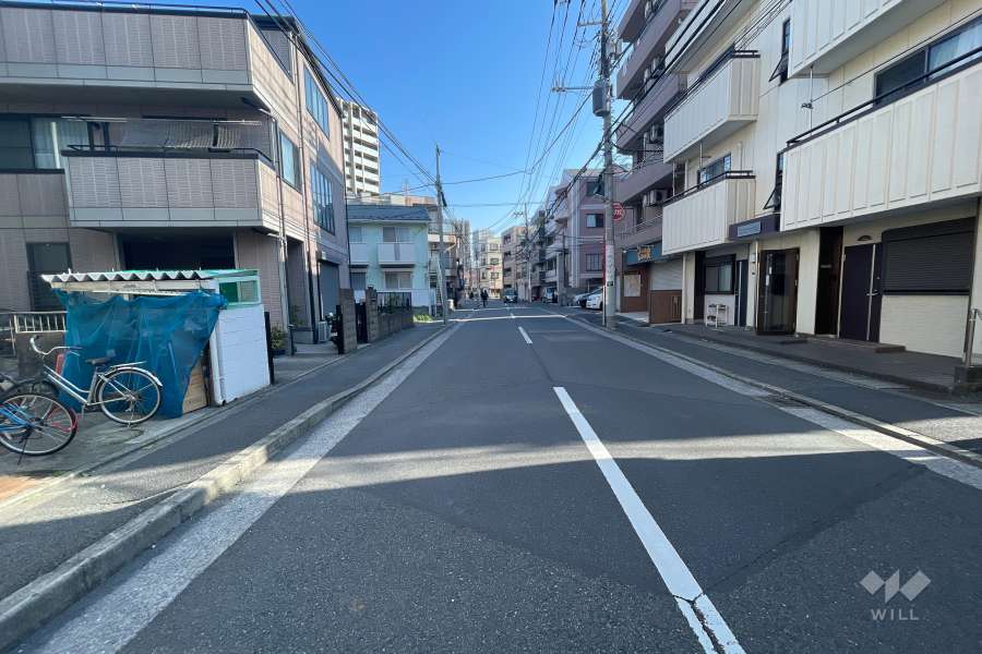 敷地南東側の前面道路（南西側から）