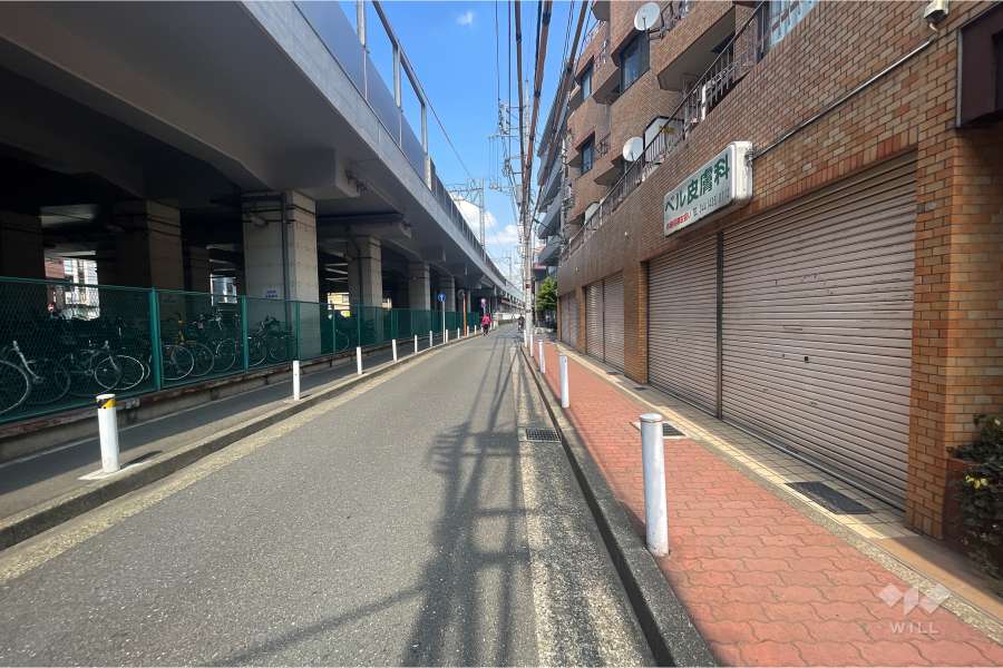 敷地北西側の前面道路（南西側から）