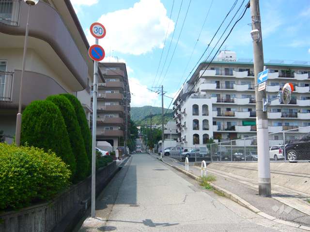 周辺はマンションが多く立ち並ぶ高台の住宅地です。