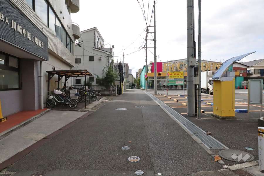 敷地西側の前面道路（北側から）
