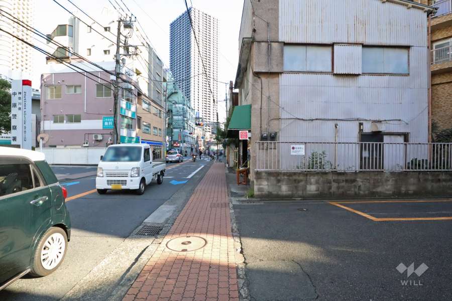敷地北東側の前面道路（北西側から）