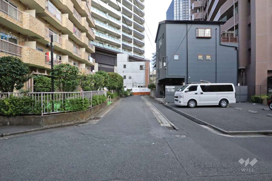 敷地南側の前面道路（西側から）