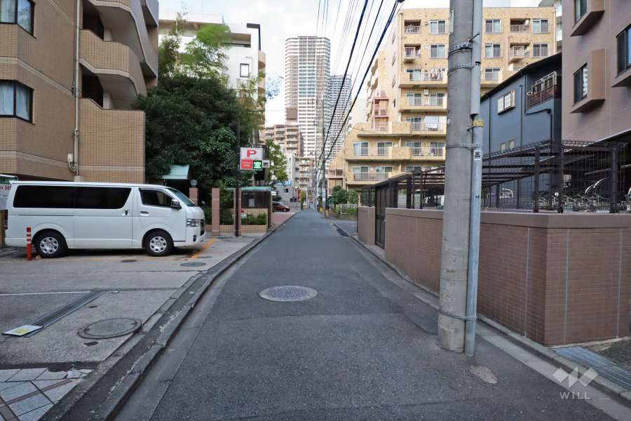 敷地西側の前面道路（南側から）