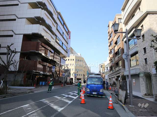 敷地南側の前面道路。二車線の通りです。