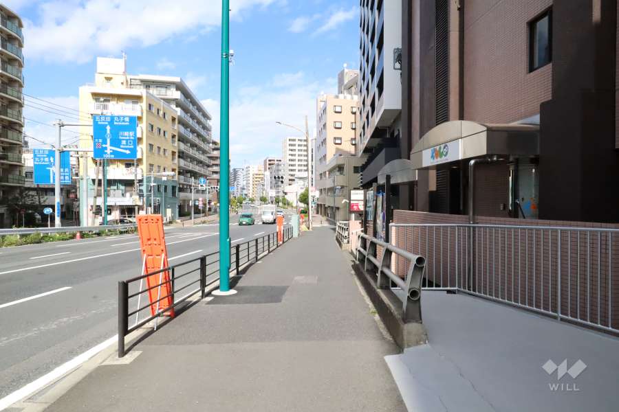 敷地西側の前面道路(南側から)