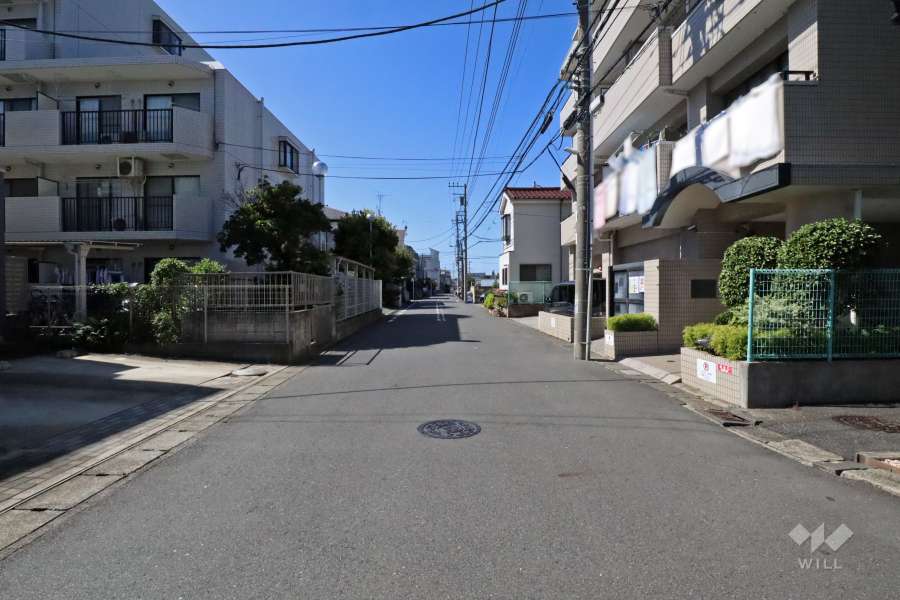 敷地南側の前面道路（東側から）