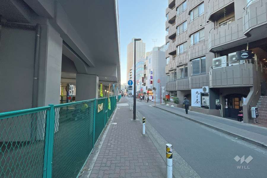 敷地の東側の前面道路