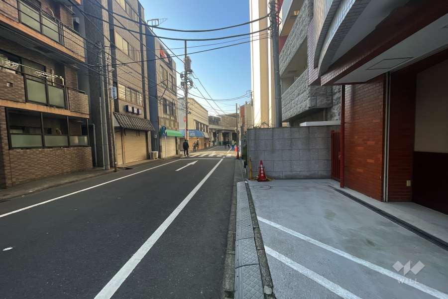 敷地東側の前面道路（北側から）