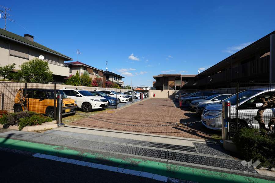 北側の駐車場の出入口（ロボットゲート付き）