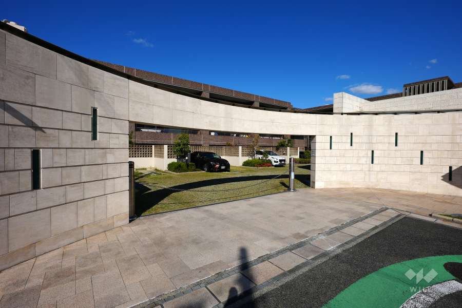 南側の駐車場の出入口（ロボットゲート付き）