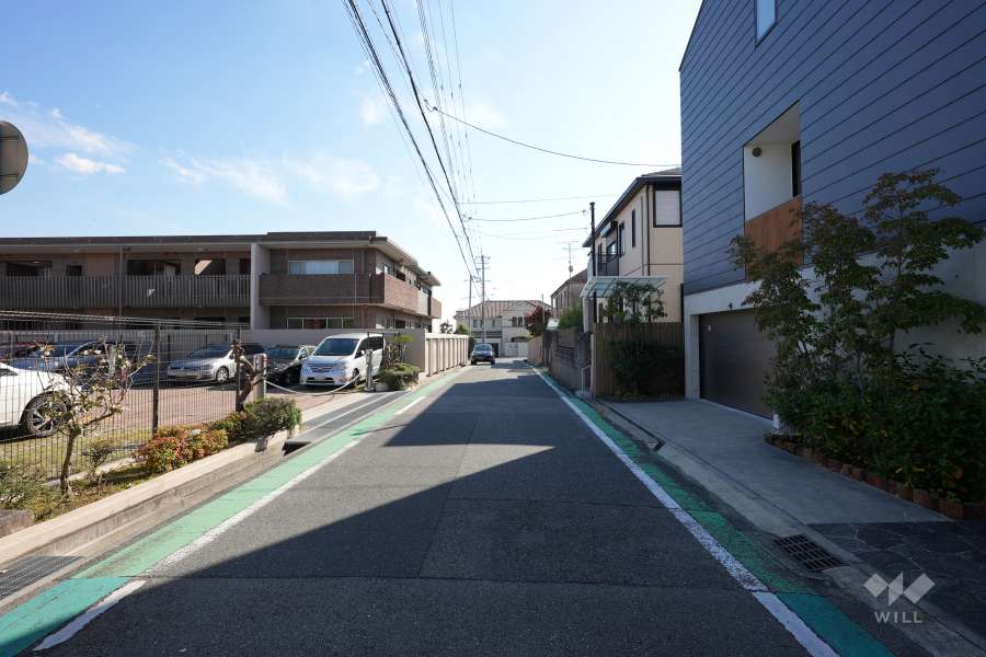 敷地西側の前面道路