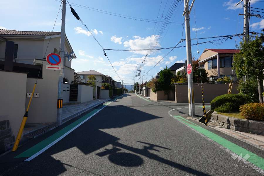 敷地西側の前面道路