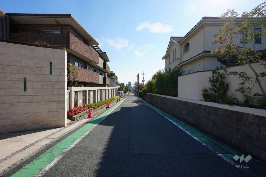 敷地西側の前面道路