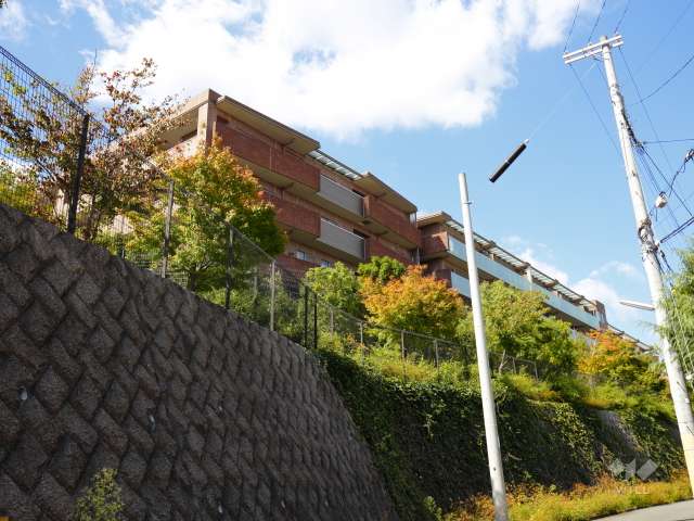 レジデンスコート夙川 城山の外観（南東側から）