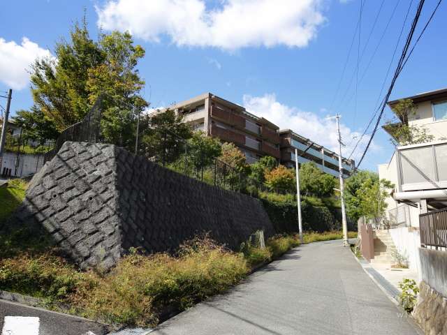 周辺は閑静な高台の住宅地です。