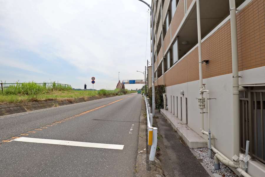 敷地北東側の前面道路(北西側から)