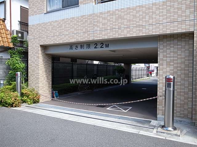 駐車場の入口にはロボットゲートが設置されています。