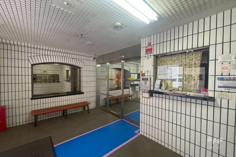 エントランスはオートロック付きです。