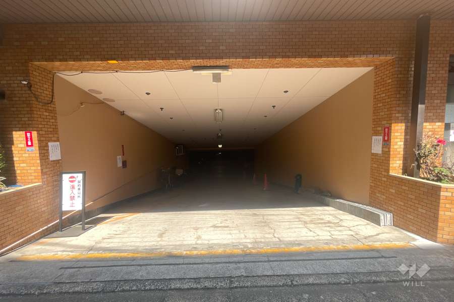 敷地内地下駐車場の入口