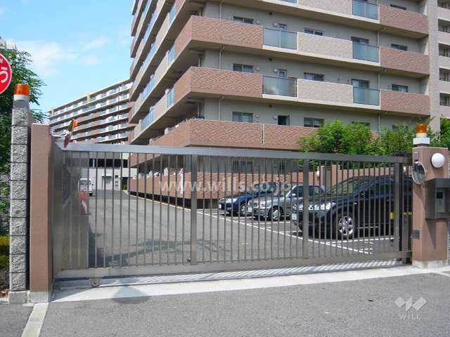 駐車場出入り口（ゲート付き）