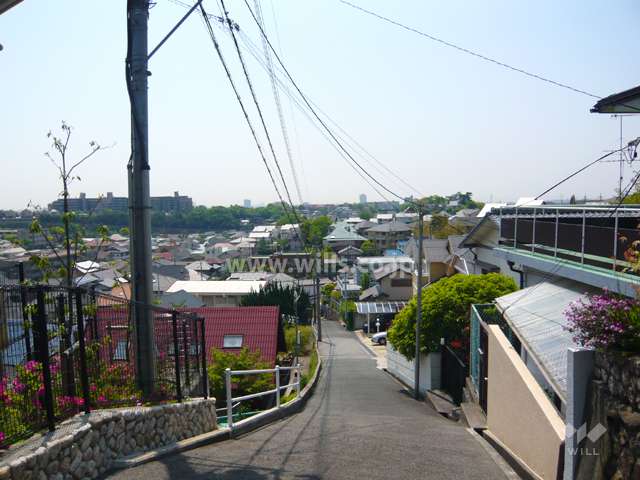 周辺は、マンションと一戸建てが混在する高台の住宅地です。