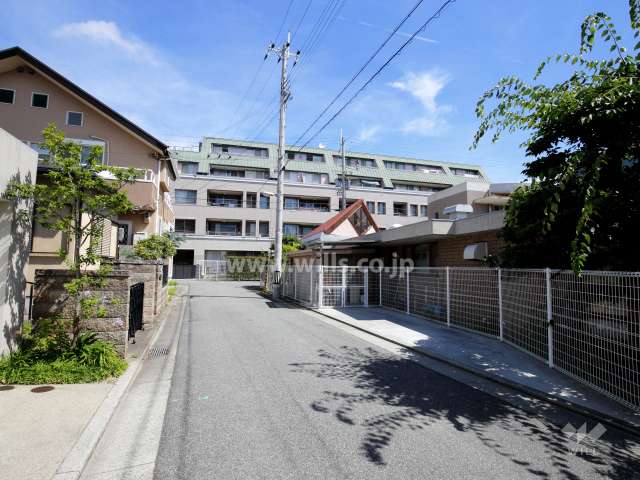 コスモコート芦屋グランセの遠景。周辺は駅前ながら静かな住環境です。