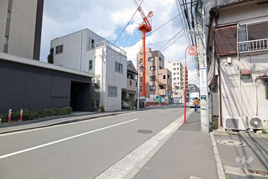 敷地の北側前面道路（西側から）