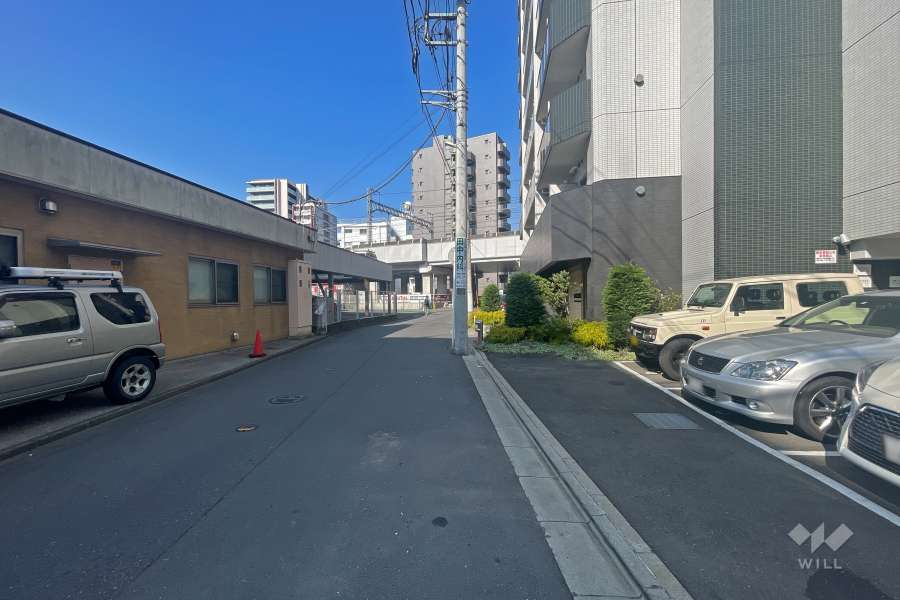 敷地南側の前面道路（東側から）