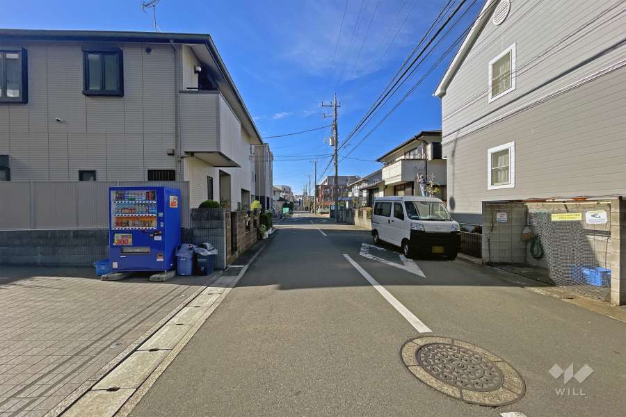 敷地の南側前面道路（西側から）