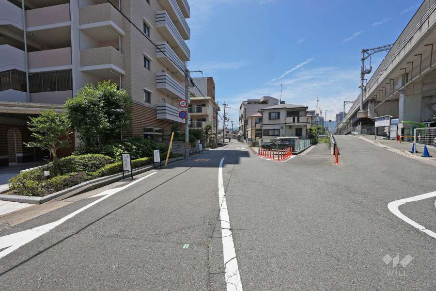 敷地北東側の前面道路（南東側から）