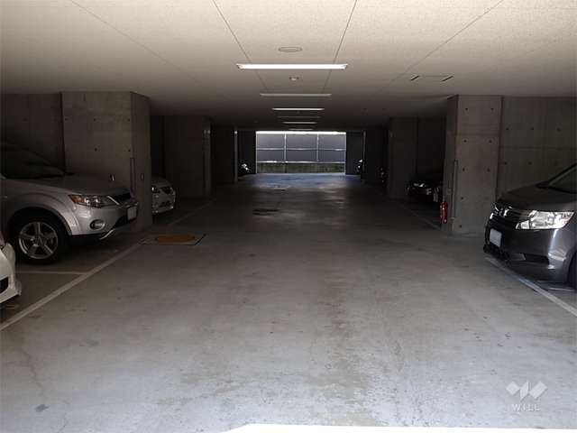 敷地内駐車場（屋内平面式）　他に屋内機械式もあります。
