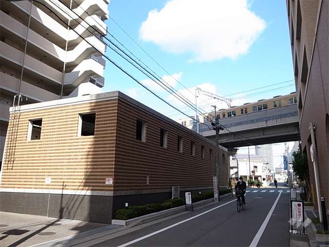 敷地の東側前面道路。敷地の北側には阪神本線の高架橋が通っています。