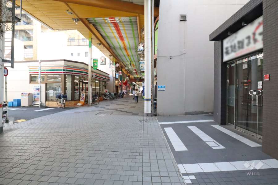 敷地東側は商店街に面しています(北側から)