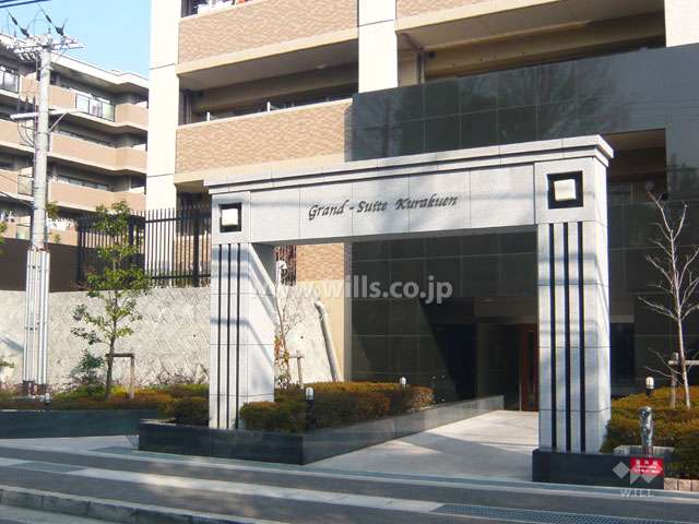 折上げ天井で高級感のあるエントランス（オートロック付き）