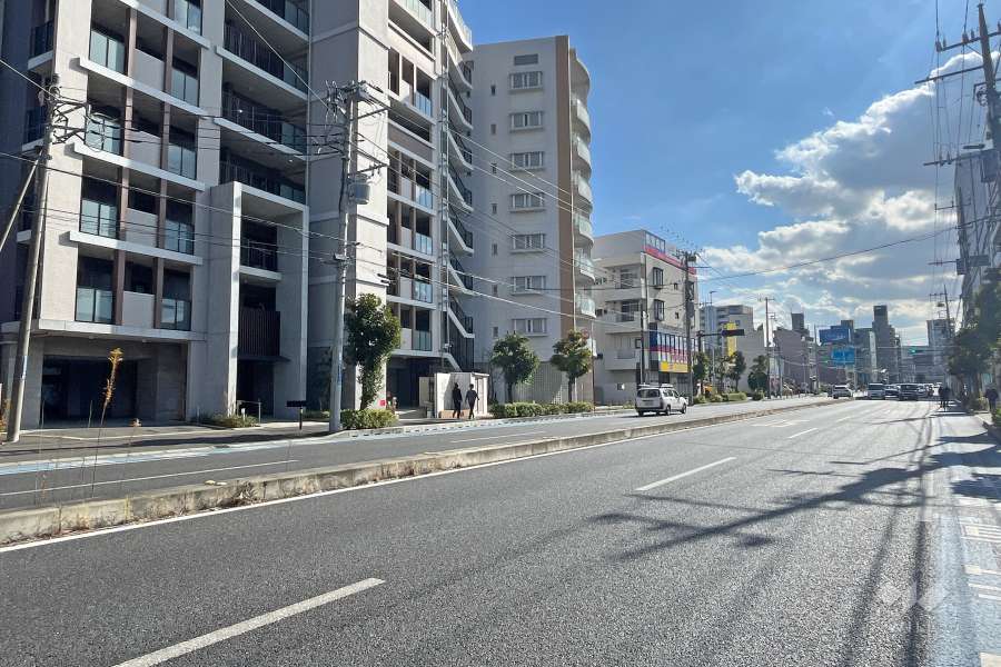 敷地北西側の前面道路（北東側から）