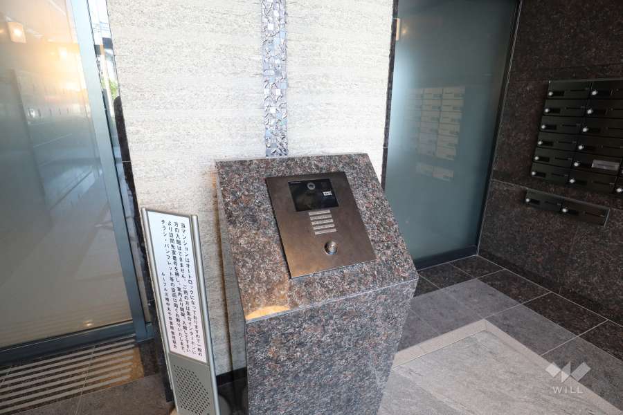 エントランスはオートロック付きです。