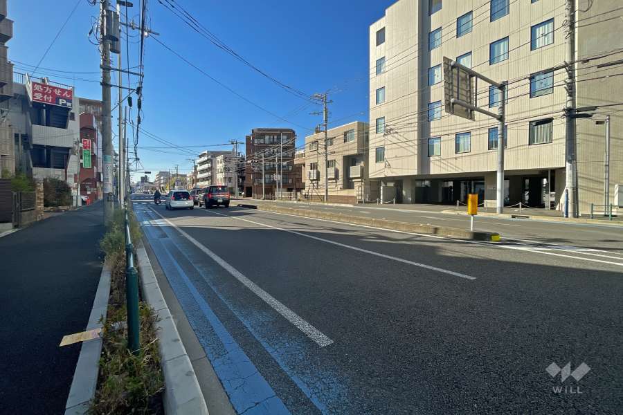 敷地北西側の前面道路（北東側から）