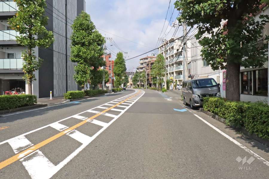 敷地北東側の前面道路は南部沿線道路です（南東側から）。