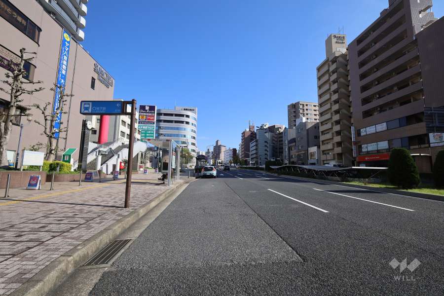 周辺は覚王山通（県道60号）沿いの商業地です。