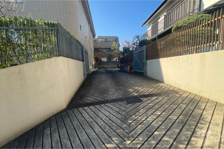 駐車場の出入り口