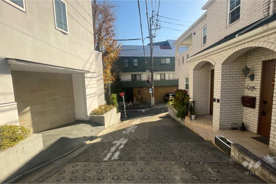 敷地北東側の前面道路（北西側から）