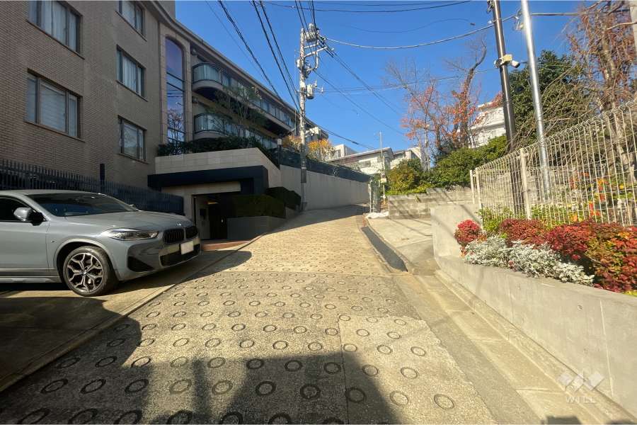 敷地北東側の前面道路（南東側から）