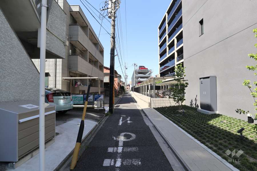敷地西側の前面道路