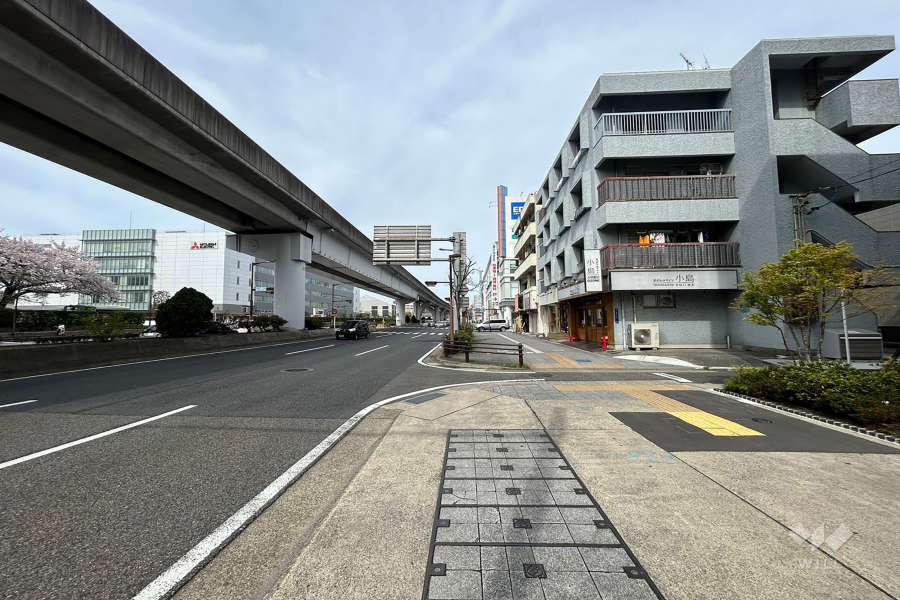 敷地南側の前面道路(東側から)