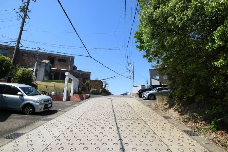 敷地北側の前面道路（東側から）
