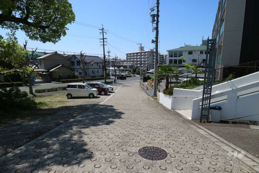 敷地南側の前面道路（東側から）