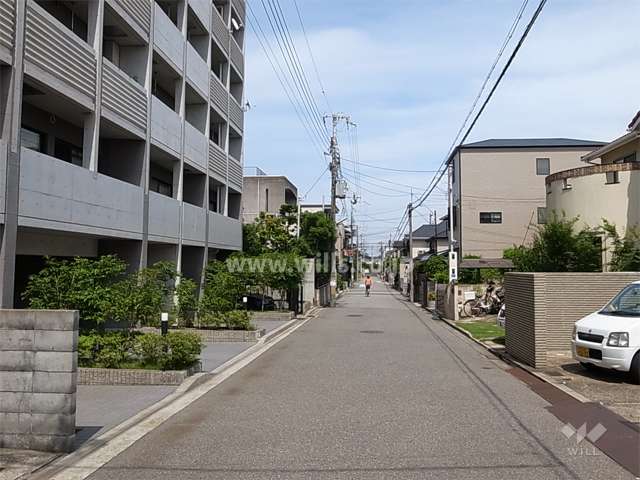 周辺の街並み。一戸建てとマンションが混在する静かな住宅地です。